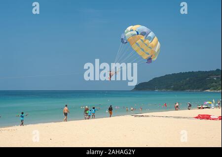 18.11.2019, Phuket, , della Thailandia - il parasailing per i turisti a Karon Beach. 0SL191118D003CAROEX.JPG [modello di rilascio: NO, la proprietà di rilascio: non applicabile Foto Stock