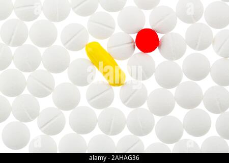 Verschiedene Tabletten, Kosten, Geld, Euro, Gesundheitswesen, Krankenhasse, Medizin, Pillen, Weisse, eine gelbe, eine rote, Foto Stock