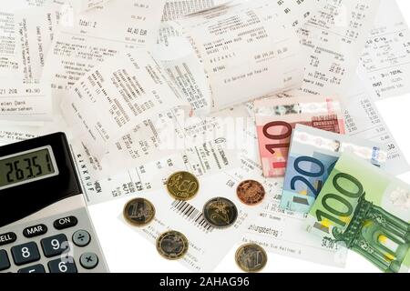 Euro-Banknoten und Münzen, Rechnungen, Einkaufsbelege, Ausgabenkontrolle, Taschenrechner, Foto Stock