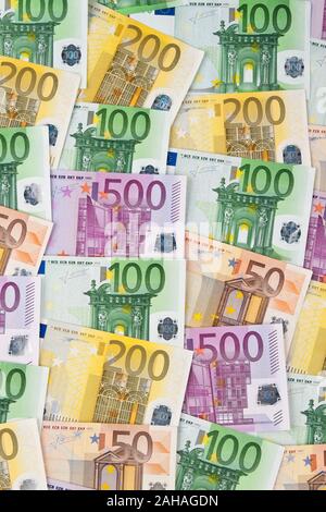 Viele verschiedene Euro Geldscheine, Symbolfoto für Reichtum und Geldanlage. Foto Stock