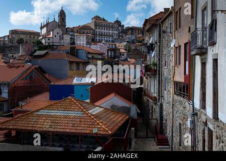 Porto, Portogallo - 26 Luglio 2019: vista panoramica della città di Porto, con il quartiere Se, in Portogallo. Foto Stock