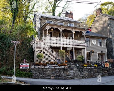 Grigio di una casa in pietra con gradini e un portico ad un bivio in una vecchia città. Foto Stock