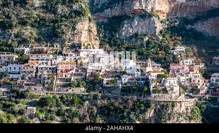 Positano, un villaggio splendido e località balneare della Costiera Amalfitana, dietro il golfo di Napoli e vicino ad Amalfi, Sorrento e Pompei. Foto Stock
