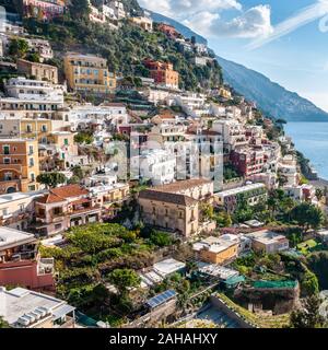 Positano, un villaggio splendido e località balneare della Costiera Amalfitana, dietro il golfo di Napoli e vicino ad Amalfi, Sorrento e Pompei. Foto Stock