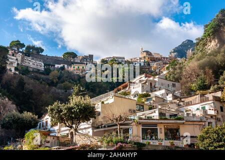 Positano, un villaggio splendido e località balneare della Costiera Amalfitana, dietro il golfo di Napoli e vicino ad Amalfi, Sorrento e Pompei. Foto Stock