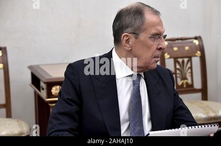 Mosca, Russia. 27 dicembre, 2019. Ministro degli Esteri russo Sergey Lavrov prima di iniziare una riunione con i membri permanenti del Consiglio di sicurezza della Federazione Russa presso il Cremlino Dicembre 27, 2019 a Mosca, in Russia. Credito: Aleksey Nikolskyi Cremlino/Piscina/Alamy Live News Foto Stock