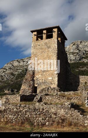 La torre, originariamente un belvedere e post di segnalazione all'interno delle mura del castello di Kruja in Kruja, Albania, utilizzato da Skanderberg durante il suo regno. Foto Stock