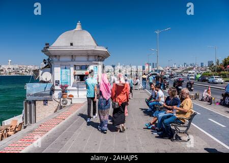 Le persone camminare lungo la Corniche park a Uskudar, Istanbul, Turchia, sulla riva anatolica del Bosforo. vicino alla fanciulla's Tower, noto anche come Lean Foto Stock