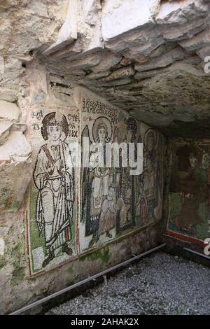 Mosaici di santi e angeli sulle pareti della cappella bizantina dell'anfiteatro romano costruito in 6th.CenturyAD, in Durresi, Albania. Foto Stock