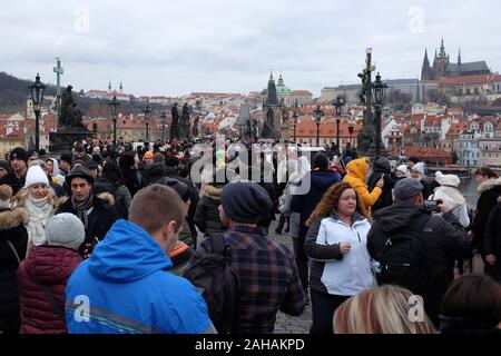 Praga, Repubblica Ceca. 27 Dic, 2019. A Praga, migliaia di turisti e persone hanno preso il Ponte Carlo e la città vecchia nella capitale ceca per effettuare gli acquisti e le visite turistiche. Credito: Slavek Ruta/ZUMA filo/Alamy Live News Foto Stock