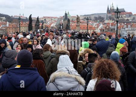 Praga, Repubblica Ceca. 27 Dic, 2019. A Praga, migliaia di turisti e persone hanno preso il Ponte Carlo e la città vecchia nella capitale ceca per effettuare gli acquisti e le visite turistiche. Credito: Slavek Ruta/ZUMA filo/Alamy Live News Foto Stock