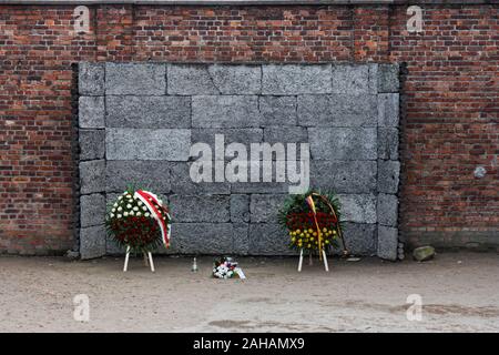 Il ricostruito 'Death wall' dove migliaia di persone sono state riprese al campo di concentramento di Auschwitz, Oświęcim, Polonia Foto Stock