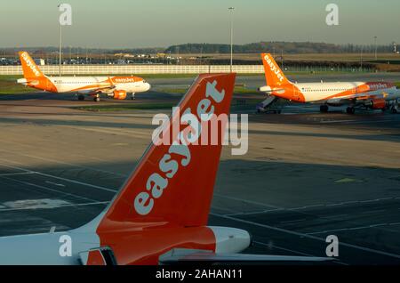 EasyJet Airbus A320-214 aeromobili o aerei o aerei sull'asfalto dell'aeroporto Luton di Londra, Luton, Inghilterra, Regno Unito Foto Stock