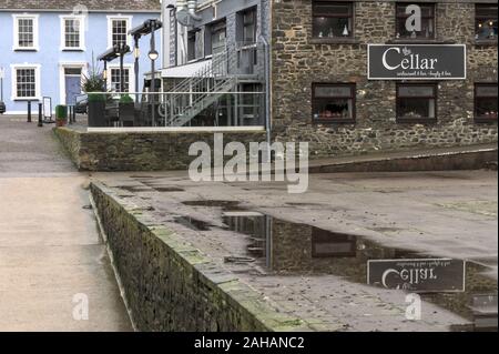 Aberaeron Galles Ceredigion REGNO UNITO 27 Dicembre 2019: il bar con cantina, Aberaeron e riflessione di digital signage nella pozza Foto Stock