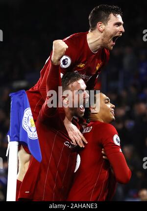 Liverpool Alexander-Arnold Trent (destra) punteggio celebra il suo lato del quarto obiettivo del gioco con i compagni di squadra durante il match di Premier League al King Power Stadium, Leicester. Foto Stock