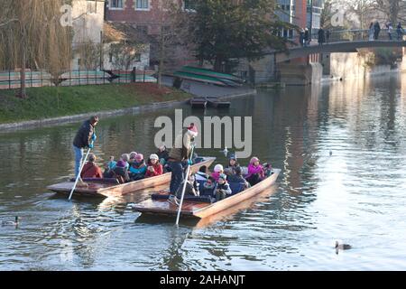 Due sterline pieno di turisti sul fiume Cam in Cambridge travel fianco a fianco lungo il fiume Foto Stock