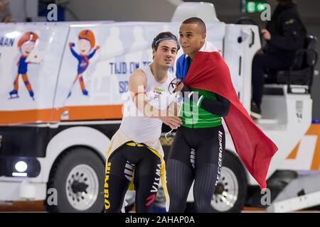 Heerenveen, Paesi Bassi. 27 Dic, 2019. HEERENVEEN, ghiaccio Thialf Stadium, 27-12-2019, stagione 2019/2020, olandese singole distanze campionati. 500m uomini vincitore IAM IAM Ntab (r) ed il 2 gennaio Smeekens (L) durante la partita NK singole distanze 27 dicembre Credito: Pro scatti/Alamy Live News Foto Stock