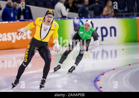 Heerenveen, Paesi Bassi. 27 Dic, 2019. HEERENVEEN, ghiaccio Thialf Stadium, 27-12-2019, stagione 2019/2020, olandese singole distanze campionati. 500m uomini Jan Smeekens (L) dopo la sua gara contro Michel Mulder (R) durante il match NK singole distanze 27 dicembre Credito: Pro scatti/Alamy Live News Foto Stock
