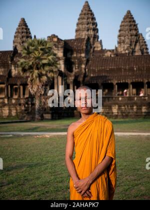 Monaco buddista in arancione tradizionale abito cerimoniale a Angkor Wat, Foto Stock