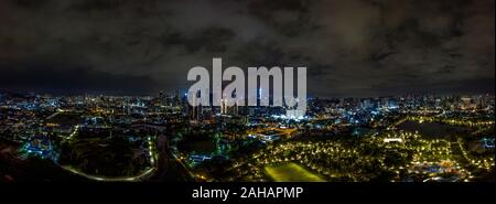 Panorama vista aerea nella metà di Kuala Lumpur cityscape skyline .Scena Notturna prima del sorgere del sole , della Malaysia . Foto Stock