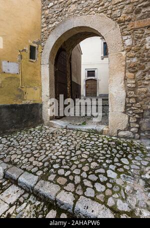 Molina porta, mura medievali, Sulmona. Abruzzo, Italia, Europa Foto Stock