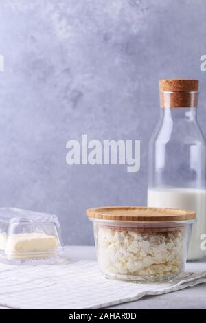 Prodotti lattiero-caseari Nozione su grigio bottiglia di latte formaggio e burro Foto Stock