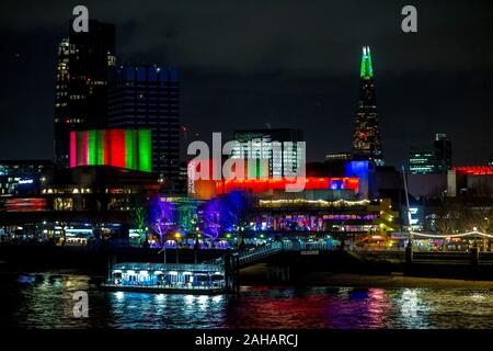 Le luci luminose della London South Bank a tempo di Natale Foto Stock