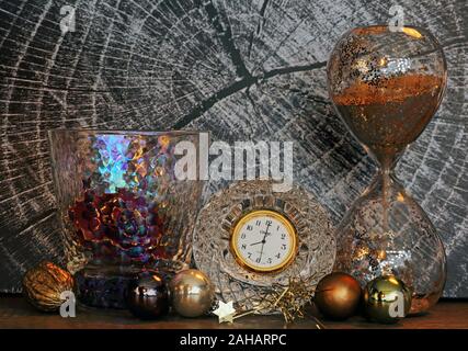 Il tempo di Natale con orologio di cristallo e decorazioni VII Foto Stock