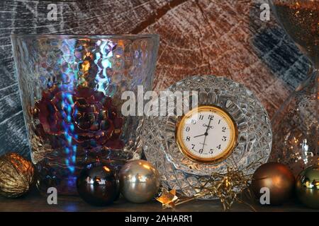 Il tempo di Natale con orologio di cristallo, Clessidra e decorazioni V Foto Stock