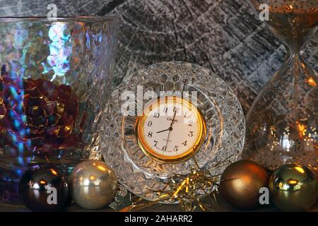 Il tempo di Natale con orologio di cristallo, Clessidra e decorazioni IV Foto Stock