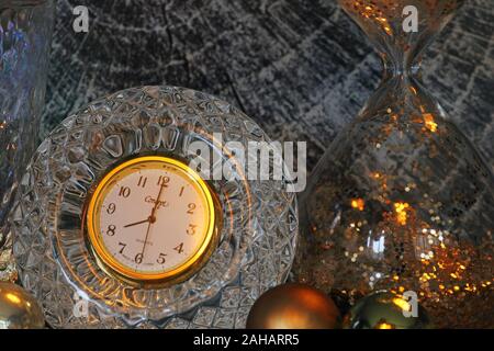 Il tempo di Natale con orologio di cristallo, Clessidra e decorazioni II Foto Stock