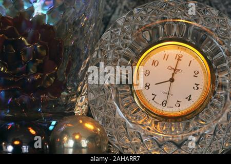 Il tempo di Natale con orologio di cristallo e decorazioni ho Foto Stock