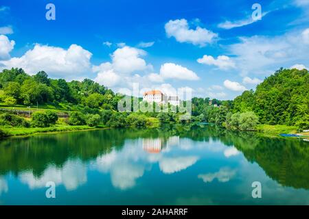 Croazia, bellissima città di Ozalj, vista aerea del vecchio castello oltre il fiume Kupa Foto Stock