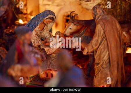 Presepe rappresentato con le statuette di Gesù, Maria e Giuseppe Foto Stock