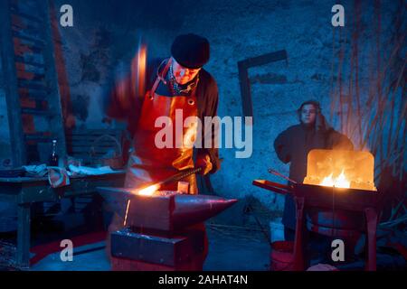 L'Italia, sicilia, Partinico, Dicembre 22/2019,bellissimo presepe vivente nel quartiere Parrini, fabbro al lavoro con il suo assistente Foto Stock