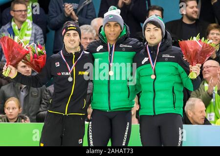 Heerenveen, Paesi Bassi. 27 Dic, 2019. HEERENVEEN, ghiaccio Thialf Stadium, 27-12-2019, stagione 2019/2020, olandese singole distanze campionati. 500m uomini Jan Smeekens (L) IAM IAM Ntab (M) Kai Verbij (r) durante il match NK singole distanze 27 dicembre Credito: Pro scatti/Alamy Live News Foto Stock