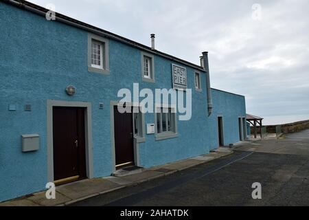 A est del molo Smokehouse in St Monans in East Neuk di Fife, Scozia. Si tratta di un popolare ristorante la vendita di pesce affumicato nel porto del villaggio Foto Stock