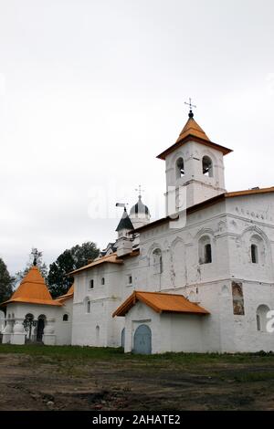 Chiesa della protezione della Theotokos con il refettorio dei maschi di Santa Trinità Alexander Svirsky l'uomo di monastero, regione di Leningrado, Russia. Foto Stock