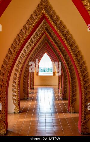 Corridoio di archi in antico tempio a Kanchanaburi chiamato Wat Tam Sua, Thailandia Foto Stock