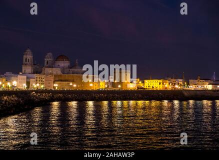 Area porto di Cadice in Spagna, di notte, con la Catedral di Cádiz illuminato in background Foto Stock