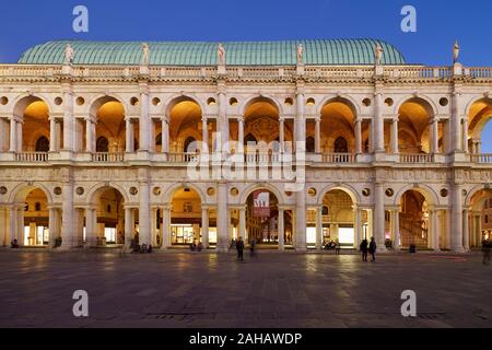 Vicenza, Veneto, Italia. La Basilica Palladiana è un edificio rinascimentale nella centrale Piazza dei Signori di Vicenza. La loggia mostra uno di fi Foto Stock