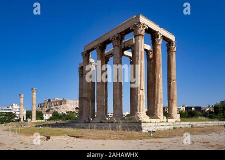 Atene Grecia.Il Tempio di Zeus Olimpio. L'Acropoli e la Partrhenon in background Foto Stock