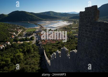 Vista di Mali Ston, Croazia, dai vecchi muri di pietra Foto Stock