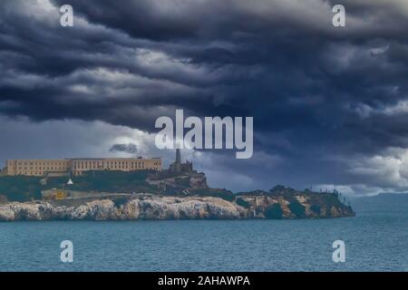 Alcatraz sotto nuvole temporalesche Foto Stock