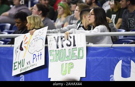 Detroit, Michigan, Stati Uniti d'America. Il 26 dicembre, 2019. Ventilatori durante un gioco tra Pittsburgh e Michigan orientale al Ford Field, Detroit, Michigan. Pitt Panthers ha vinto il gioco 34-30. Credito: Scott Hasse/ZUMA filo/Alamy Live News Foto Stock