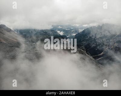 Un sacco di nebbia in Alto Adige nella parte anteriore delle tre cime di lavaredo, Italia Foto Stock