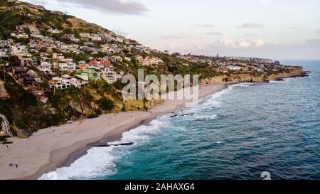 Drone vista degli edifici di lusso presso la costa della Laguna Beach, California, Stati Uniti d'America Foto Stock