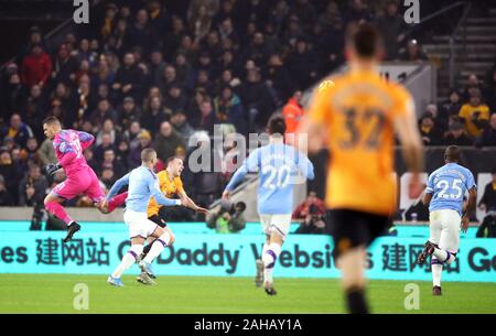 Manchester City il portiere Ederson (sinistra) affronta Wolverhampton Wanderers' Diogo Jota (terza a sinistra), risultante in un cartellino rosso, durante il match di Premier League a Molineux, Wolverhampton. Foto Stock