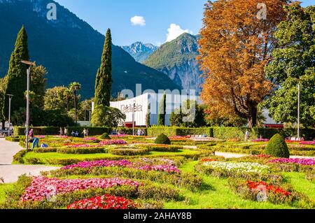 Riva del Garda, Lombardia, Italia - 12 Settembre 2019: la gente a piedi dal lago di Garda promenade piena di accoglienti vicoli con la crescita e la fioritura delle piante e Foto Stock