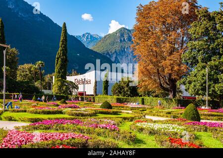 Riva del Garda, Lombardia, Italia - 12 Settembre 2019: la gente a piedi dal lago di Garda promenade piena di accoglienti vicoli con la crescita e la fioritura delle piante e Foto Stock